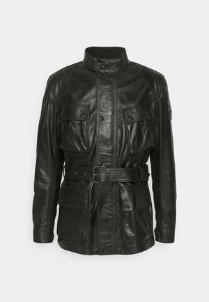 Schwarze Lederjacke mit strukturiertem Design, hohem Kragen, Fronttaschen und tailliertem Bund. Texturierte Oberfläche und Druckknöpfe auf der Vorderseite.