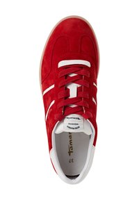 Baskets en daim rouge avec bandes blanches et lacets blancs, doublure intérieure blanche, taille 37, vues de dessus sur fond blanc.