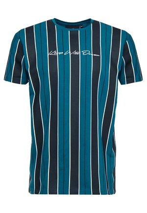 T-Shirt mit vertikalen türkisfarbenen, schwarzen und weißen Streifen und weißem Schriftzug mit dem Text "Keep Well Dream" über der Brust.