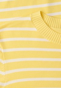 Pull jaune à rayures avec des rayures blanches horizontales, un col côtelé et une texture tricotée lisse.