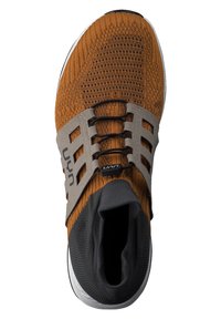 Leichtgewichtiger Laufschuh mit Obermaterial aus Strick in Braun, grauen Akzenten, elastischen Schnürsenkeln und einem gepolsterten Kragen für Komfort. Solide weiße Sohle.