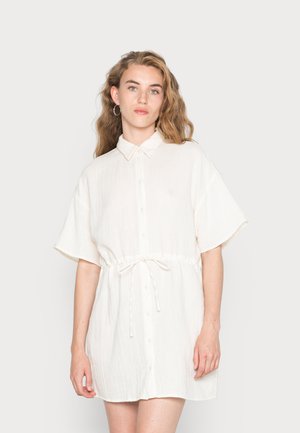 Vestido branco de botão com mangas curtas, cintura ajustável, feito de tecido texturizado, apresenta um colarinho e uma silhueta ligeiramente godê.