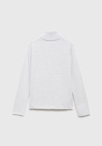 Svetlo sivi dolgi rokav turtleneck pulover iz mehkega pletenega materiala, položen na ravno površino s preprosto podlago.