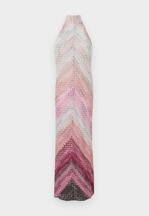 Patroon halter maxi-jurk met een chevronontwerp in tinten roze, rood en wit. Gemaakt van een lichte, gestructureerde stof.