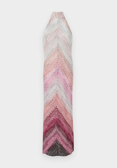 Mustriline halter maxi kleit, mis on kaunistatud chevron kujundusega roosa, punase ja valge värviga. Valmistatud kergest ja tekstuurist kangast.
