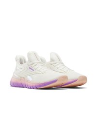 Zapatillas deportivas blancas con un upper texturizado, que presentan una suela en degradado morado y detalles reflectantes en los laterales. Diseño ligero.