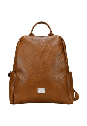 Mochila de cuero marrón con un acabado texturizado, forma redondeada, asa superior, correas ajustables y un acento de metal plateado en la parte frontal.