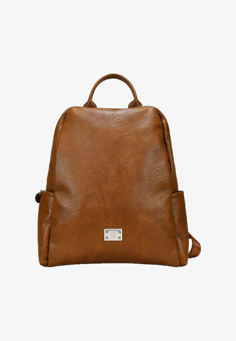 Mochila de cuero marrón con un acabado texturizado, forma redondeada, asa superior, correas ajustables y un acento de metal plateado en la parte frontal.