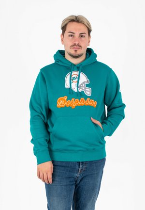 Turquoise hoodie met een voorzak, voorzien van een Miami Dolphins-logo en de tekst "Dolphins" in oranje. Met aantrektouwen bij de capuchon.