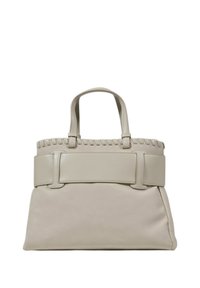 Borsa tote in pelle beige con bordo superiore intrecciato e manico piatto largo, caratterizzata da una texture liscia e una forma strutturata.