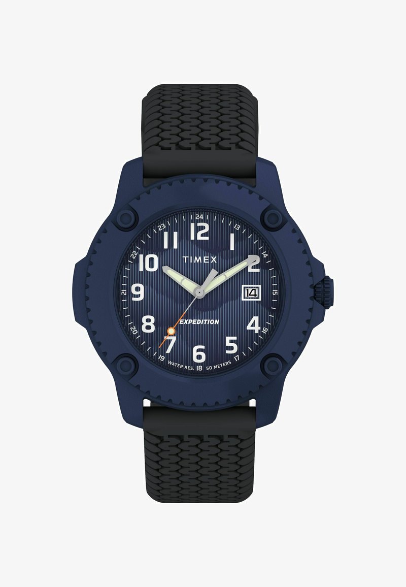 Tengerészeti kék Timex Expedition óra kerek tokkal, texturált gumiszíjjal, fehér óracímkékkel és narancssárga másodpercmutatóval a csíkos számlap ellen.