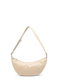 Béžová kožená taška přes rameno s zakřiveným designem, nastavitelným popruhem a zipovým uzávěrem. Hladký povrch s prošívanými detaily na přední straně.