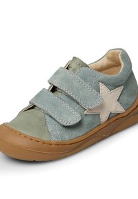 Obuv na suchý zip s měkkým zeleným nubukem, která má světle béžovou hvězdu jako akcent a texturovanou gumovou podrážku.