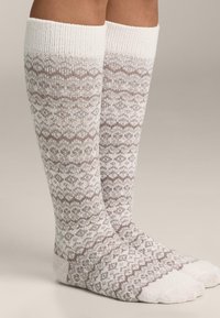 Ponožky po kolená s bielo-svetlohnedým geometrickým vzorom, rebrovaným vrchom a jemnou textúrou. Spevnený špička a päta pre zvýšenú odolnosť.