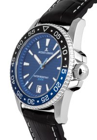 Reloj con esfera azul, caja de acero inoxidable plateado, correa de cuero negro, marcadores luminosos y un indicador de fecha. Resistente al agua hasta 20 ATM.
