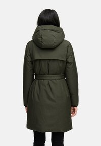 Lang, olivengrøn pufferjakke med hætte, bælte i taljen og lagdelt rygdesign. Glat tekstur med en slank, moderne silhuet.