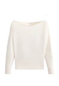 Top alb, cu umerii goi, cu mâneci lungi, realizat dintr-un material neted, cu o croială lejeră și manșete nervurate. Design simplu, fără modele vizibile sau accente.