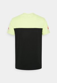 Camiseta de manga corta con la mitad inferior negra y la mitad superior verde fluorescente. Corte recto, material de algodón, con un pequeño logotipo en la manga.