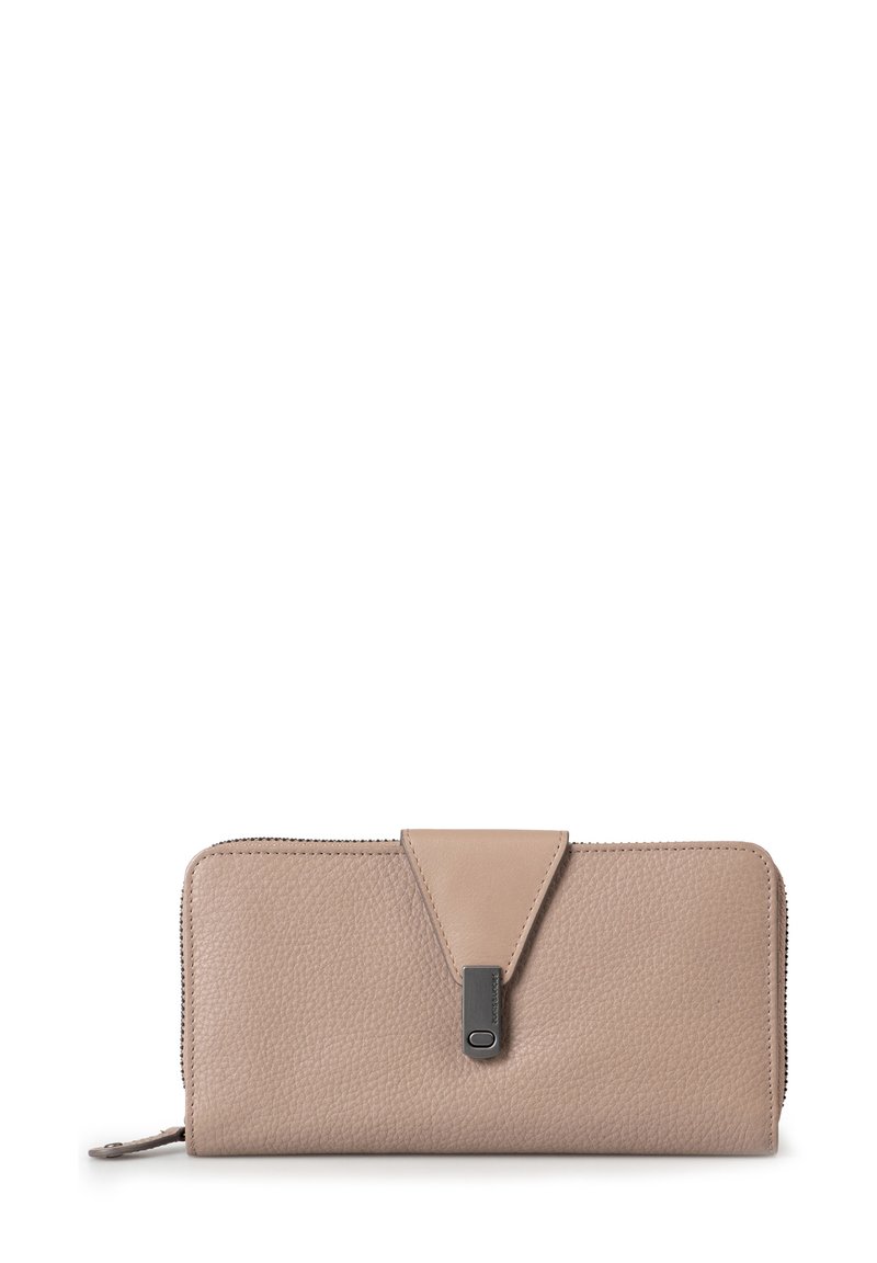 Portafoglio in pelle beige con texture a palle, chiusura con zip perimetrale e un accento a patta triangolare. Presenta un design minimalista e cuciture a contrasto.