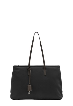 Czarna torba na ramię o gładkiej fakturze, kontrastujące ciemne uchwyty oraz dekoracyjny akcent w postaci frędzla. Zamek błyskawiczny na górze.