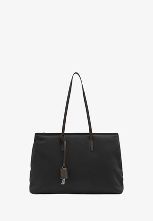 Czarna torba na ramię o gładkiej fakturze, kontrastujące ciemne uchwyty oraz dekoracyjny akcent w postaci frędzla. Zamek błyskawiczny na górze.