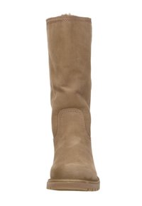 Bota alta de cuero tostado con una textura suave y punta redonda. Presenta costuras sutiles y una suela de goma duradera. Sin herrajes visibles.