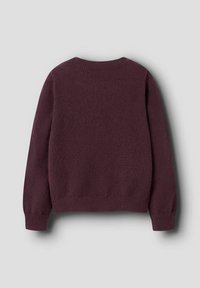 Burgundy, stickad tröja med långa ärmar, ribbade muddar och nederkant, rundad halsringning och mjuk textur. Visad bakifrån på ljus bakgrund.