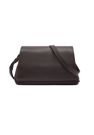 Braune Leder-Crossbody-Tasche mit glatter Textur, Klappverschluss, verstellbarem Tragegurt und geprägtem Logo auf der Vorderseite. Rechteckige Form.