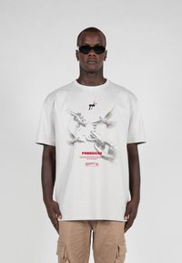 MJ Gonzales FREEDOM - T-shirts print - lightasphalt
