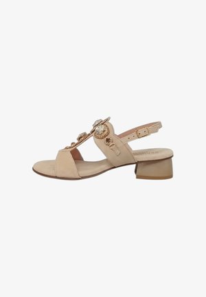 Sandalo beige con punta aperta, tacco basso a blocchetto, cinturino regolabile alla caviglia e decorazioni in oro e cristallo sulla fascia superiore.