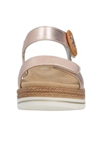 Dames sandalen in roségoud met twee verstelbare banden, een gevlochten accent, eenzachte binnenzool en een rubberen zool. Plat ontwerp, open teen stijl.