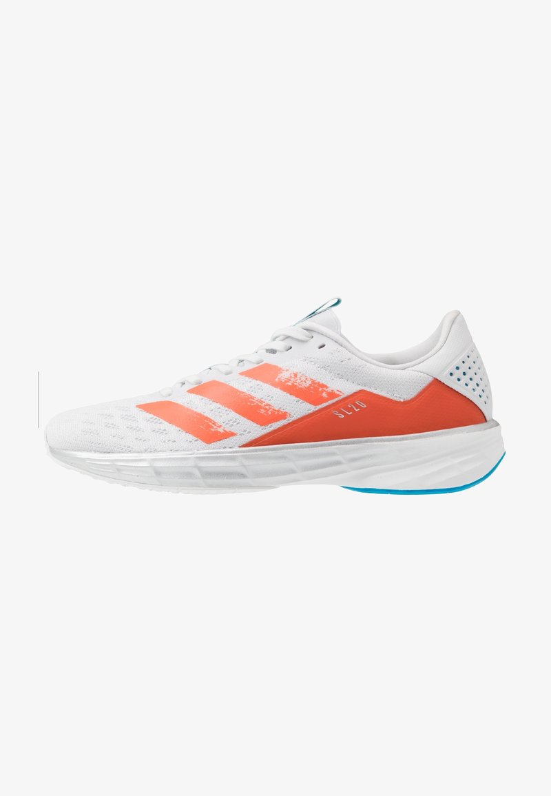 Chaussure de course blanche avec trois bandes orange, section talon orange, détail de semelle bleu, et lacets blancs, vue de côté.