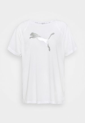 Biała koszulka z krótkim rękawem z dużym srebrnym logo Puma na środku klatki piersiowej.