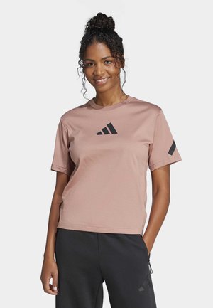 Lyserød kortærmet T-shirt lavet af glat stof, med et sort logo på brystet og en accent på den ene ærme.