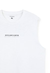 Maglietta bianca senza maniche in morbido tessuto con scollo a girocollo e testo stampato: "UNITI SEMPRE IN MOVIMENTO LA CITTÀ SEMPRE VIVENTE."