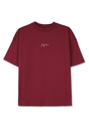 Bordový bavlnený tričko s krátkymi rukávmi a okrúhlym výstrihom. Má malé biele grafické písmo na hrudi. Jednoduchý dizajn, voľný strih.