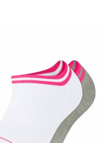Weiße Knöchelsocken mit rosa und roten Streifen am Bund; eine Socke hat graue Akzente. Weiches, dehnbares Material, das für Komfort sorgt.