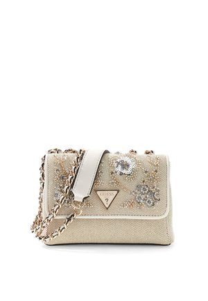 Sac à main beige Guess avec broderie florale en sequins, bandoulière chaîne dorée tissée de cuir blanc, et logo triangulaire en métal de la marque sur le rabat avant.