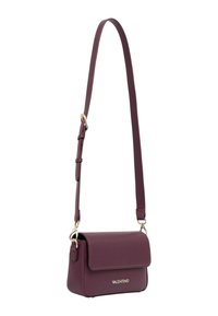 Borsa a spalla in pelle bordeaux con chiusura a pattina, hardware dorato, tracolla regolabile e logo in rilievo sul fronte. Design compatto e strutturato.