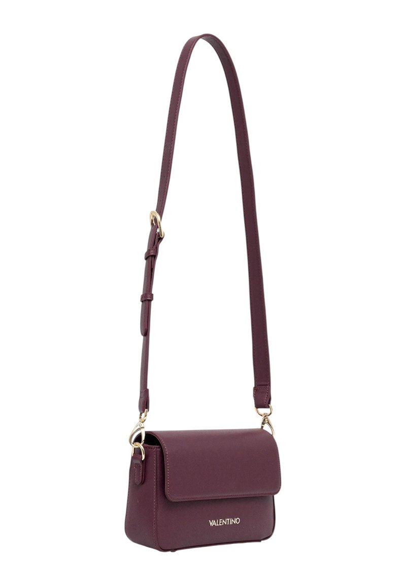 Borsa a spalla in pelle bordeaux con chiusura a pattina, hardware dorato, tracolla regolabile e logo in rilievo sul fronte. Design compatto e strutturato.