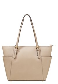 Borsa tote beige con due manici lunghi, caratterizzata da un design elegante e dettagli in oro. Le tasche laterali ne aumentano la funzionalità.