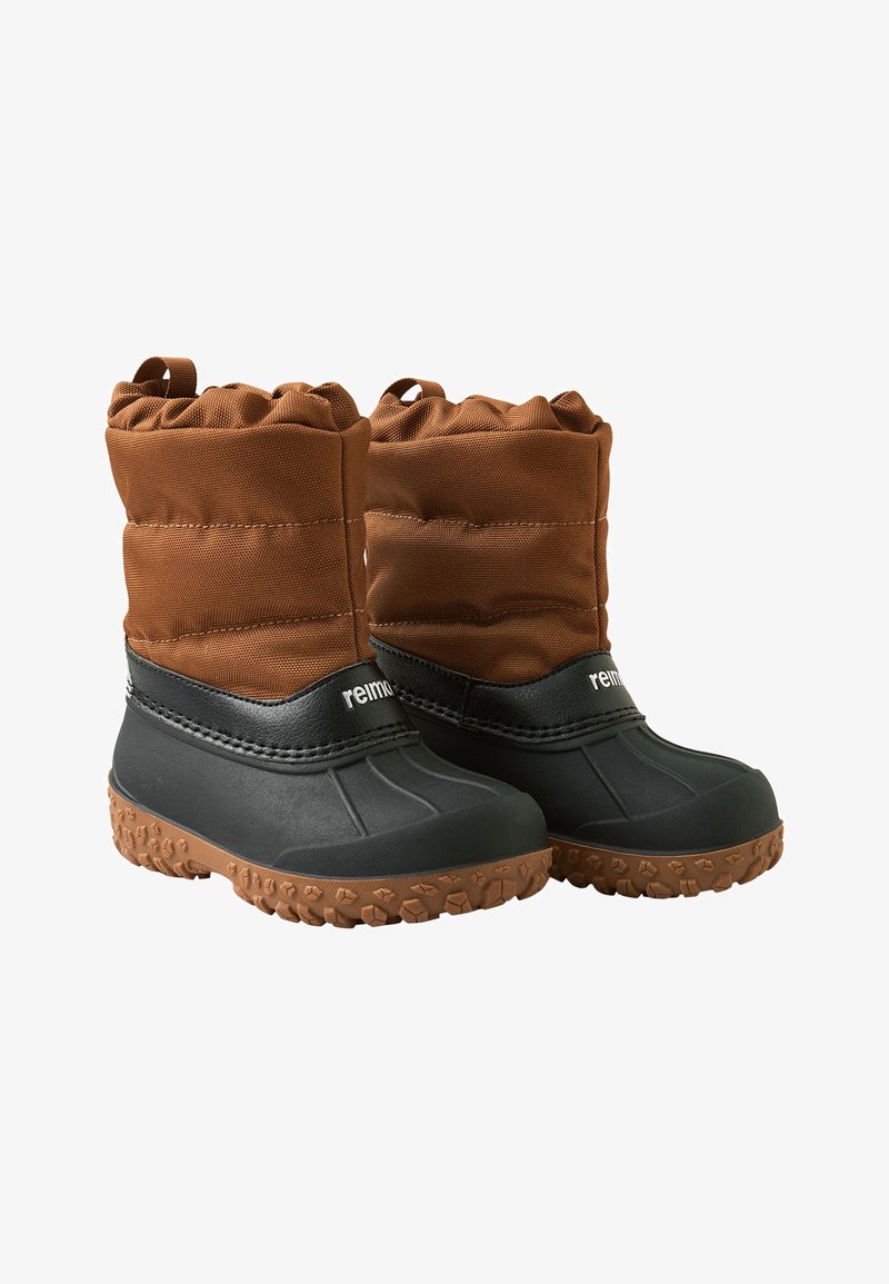 Brun quilted tekstil øverst med en samlet topp, svart gummibunn med ribbet detaljering, og en teksturert brun såle. Merkets navn er synlig.