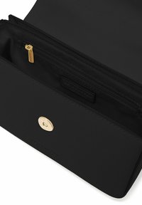 Portafoglio nero con zip, caratterizzato da un esterno liscio, hardware dorato e una tasca interna con zip per uno stoccaggio sicuro.