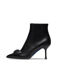 Stivale alla caviglia in pelle nera con punta appuntita, presenta un accento arrotondato sulla punta e un tacco a stiletto, texture liscia, design minimalista.