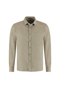 Camisa de botones de manga larga color marrón claro con cuello y un bolsillo en el pecho izquierdo, que presenta un sutil patrón texturizado.