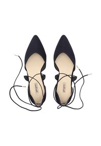 Bailarinas de ante negro con punta afilada, laterales con recortes y cintas de encaje negro. El interior cuenta con una plantilla beige con marca, de textura suave.