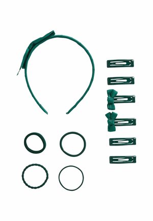 Setet med turkosa håraccessoarer inkluderar ett hårband med en tygknut, sex spännen och fyra elastiska hårband i olika texturer och former.