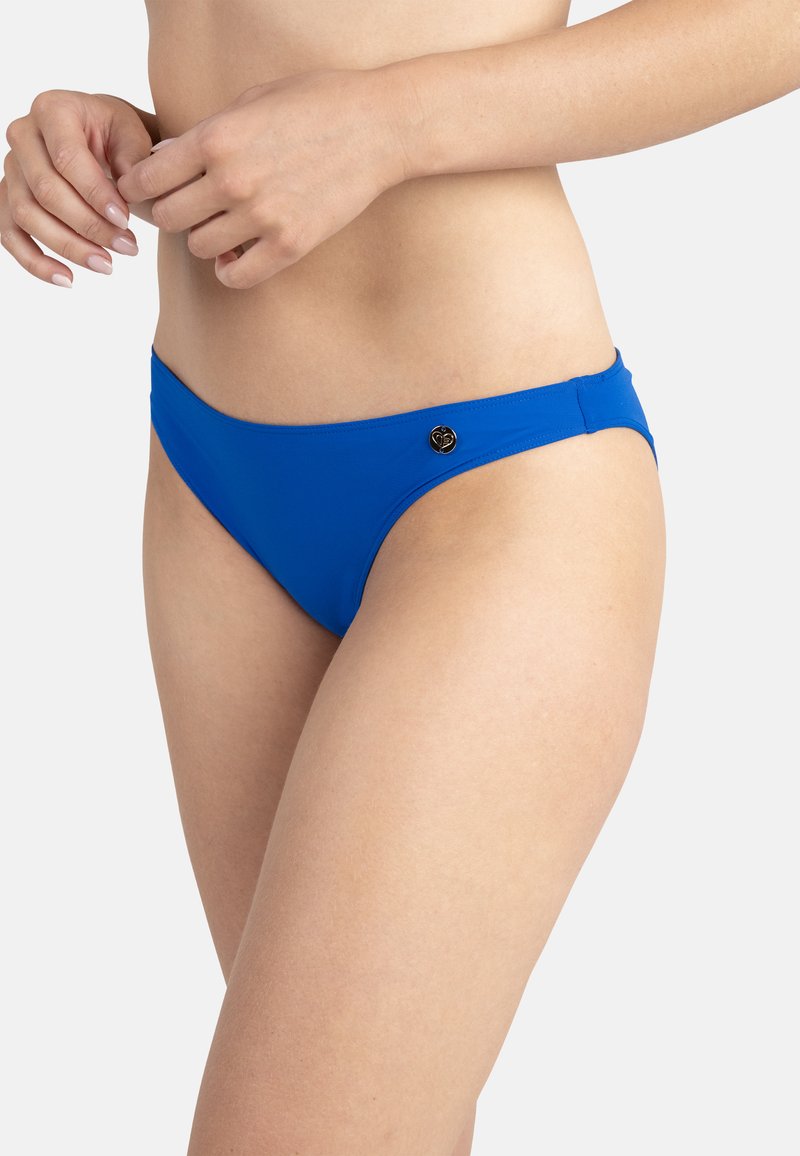 Bas de bikini bleu en matière extensible ajustée, avec un détail de bouton sur le côté et un design sans coutures pour plus de confort.