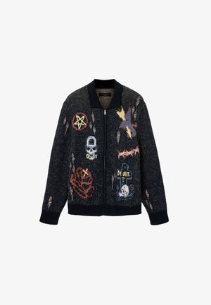 Tume lahtise lukuga kardigan, millel on rebendid ning plaastritega pentagrammi, kolju, roosi, sähvatu, okastraadi ja hauakivi tekstiga "I'M OUT".