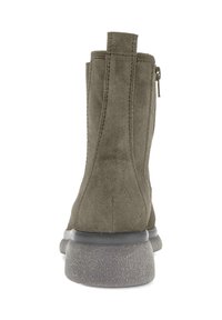 Olijf groene suede enkellaarsjes met een gemêleerd oppervlak, een rits aan de achterkant en een dikke, grijze rubberen zool. Voorzien van minimale stiksel details.